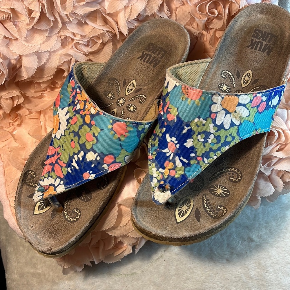 Muk  Luks flowers details wedge platform sandals